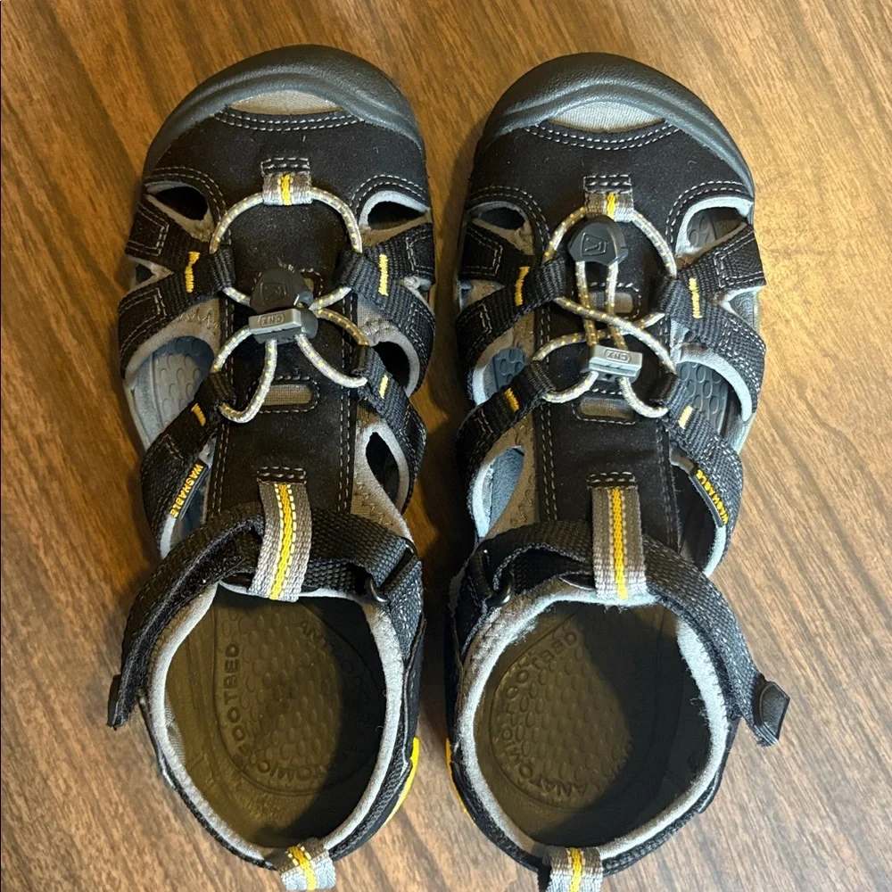Keen Size 4 Black Gray Yellow Newport H2 Sandals